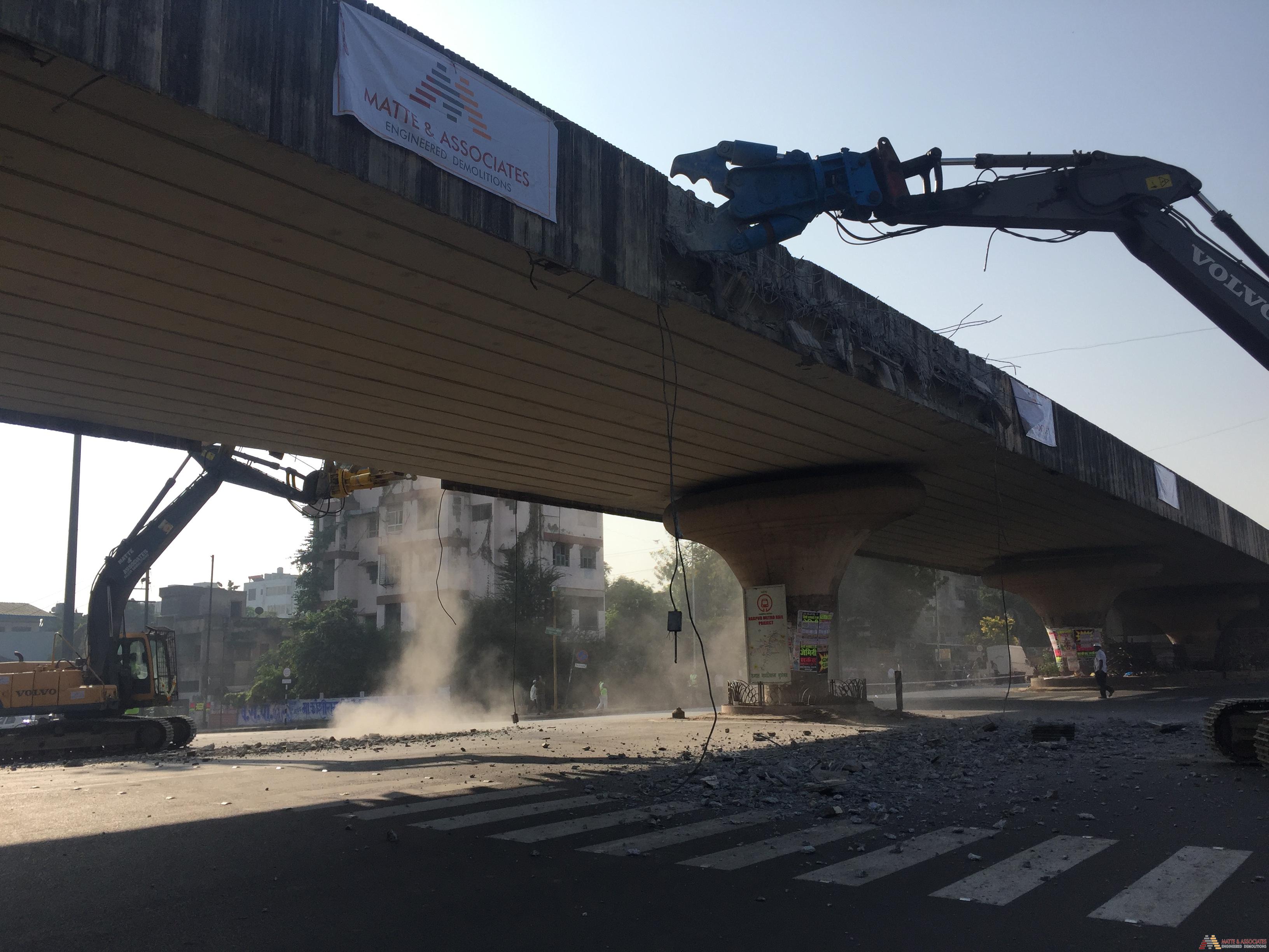 LARGE SCALE HYDRAULIC CONCRETE CRUSHING AND BREAKING